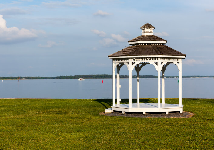 Another fantastic gazebo in white overlooking a large lake and boating area. Another fantastic gazebo in white overlooking a large lake and boating area.