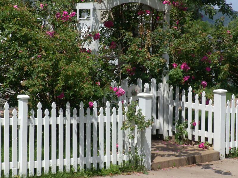 26 White Picket Fence Ideas and Designs