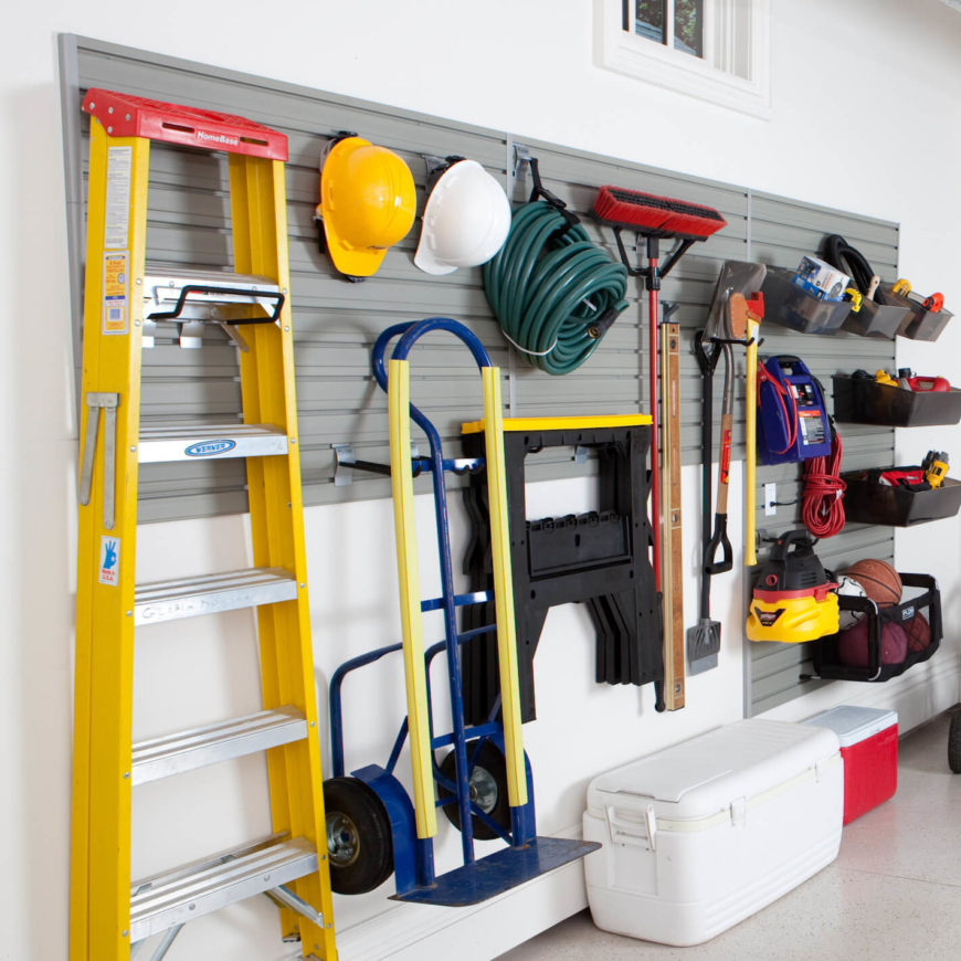 This wall rack allows you to customize the hangers so that you can hang all kinds of items and baskets. This wall rack allows you to customize the hangers so that you can hang all kinds of items and baskets.
