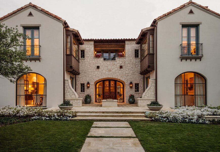 This combination of stucco and sand-colored stone on this house is a great combination for this villa style. The smooth surface of the stucco allows the symmetry of the structure to stand out more. This combination of stucco and sand-colored stone on this house is a great combination for this villa style. The smooth surface of the stucco allows the symmetry of the structure to stand out more.