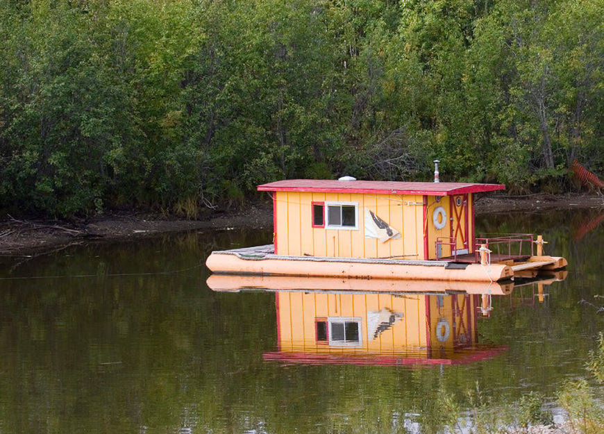 A more rustic "shanty" houseboat. Shanty boats are small homes floating on rafts, which distinguishes them from houseboats. This shanty boat is brightly colored A more rustic "shanty" houseboat. Shanty boats are small homes floating on rafts, which distinguishes them from houseboats. This shanty boat is brightly colored