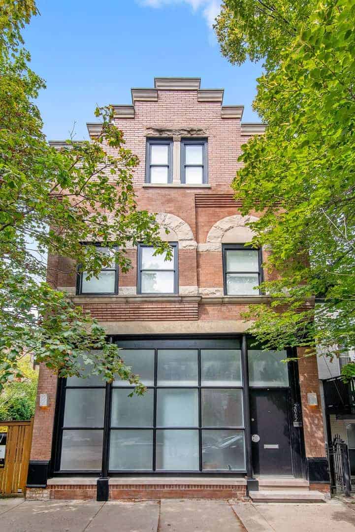 Bucktown Home with 11′ Ceilings and Wide Open Space