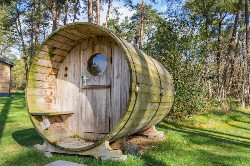 Wood barrel sauna hut